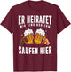 Herren Er heiratet wir sind nur zum Saufen hier Lustiges Männer JGA T-Shirt - T-Shirt | Maroon