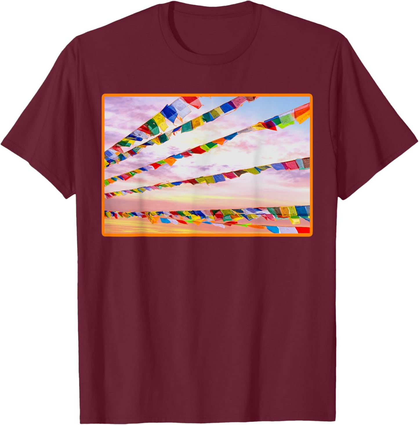 Buddhistische Gebetsfahnen in einem bunten Himmel T-Shirt - T-Shirt | Maroon
