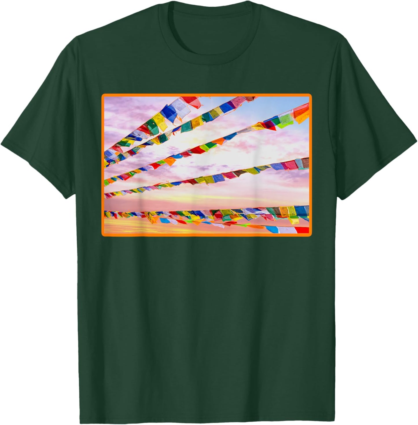 Buddhistische Gebetsfahnen in einem bunten Himmel T-Shirt - T-Shirt | Forest