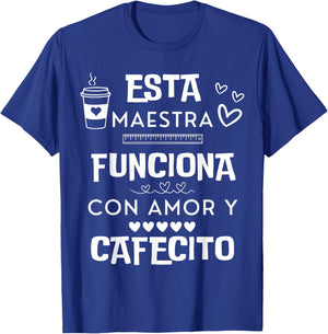 Esta Maestra Funciona Con Amor Y Cafecito T-Shirt - T-Shirt | Royal