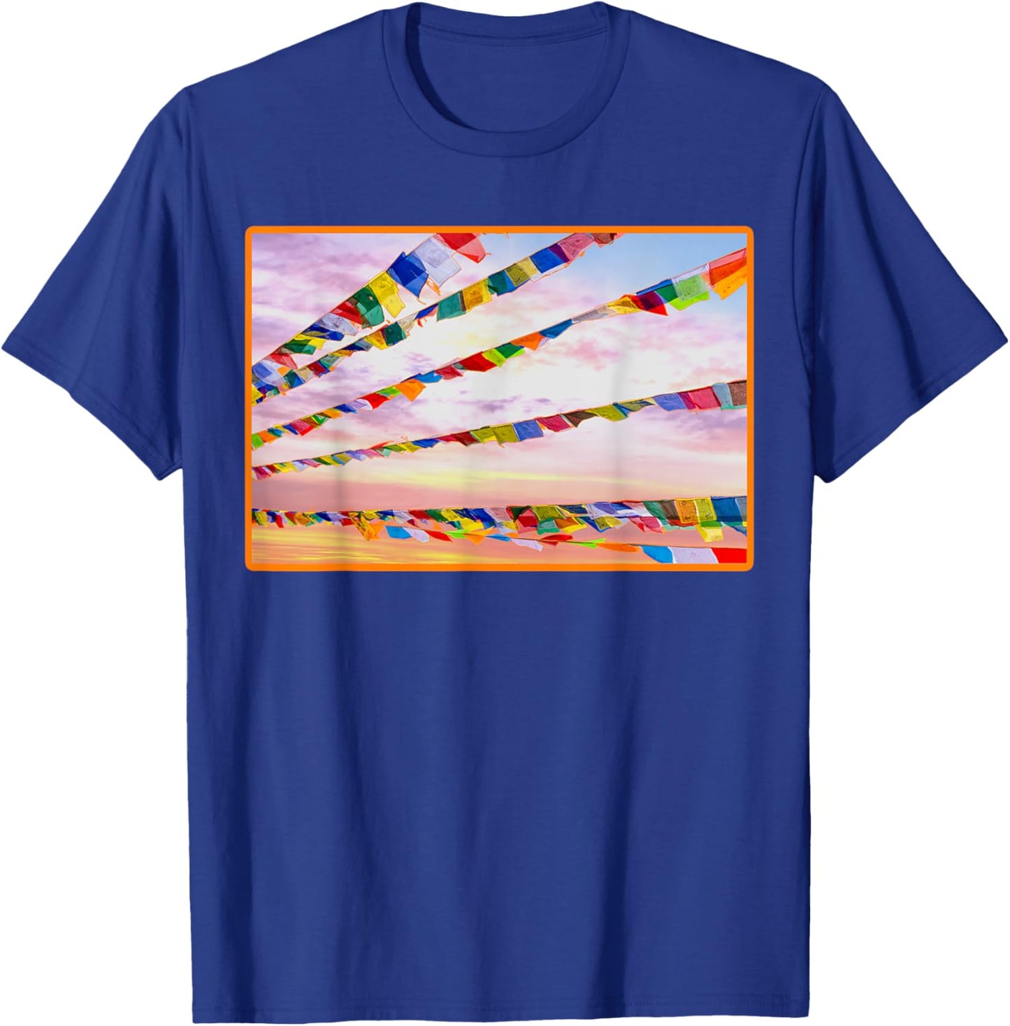 Buddhistische Gebetsfahnen in einem bunten Himmel T-Shirt - T-Shirt | Royal