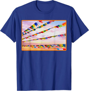 Buddhistische Gebetsfahnen in einem bunten Himmel T-Shirt - T-Shirt | Royal