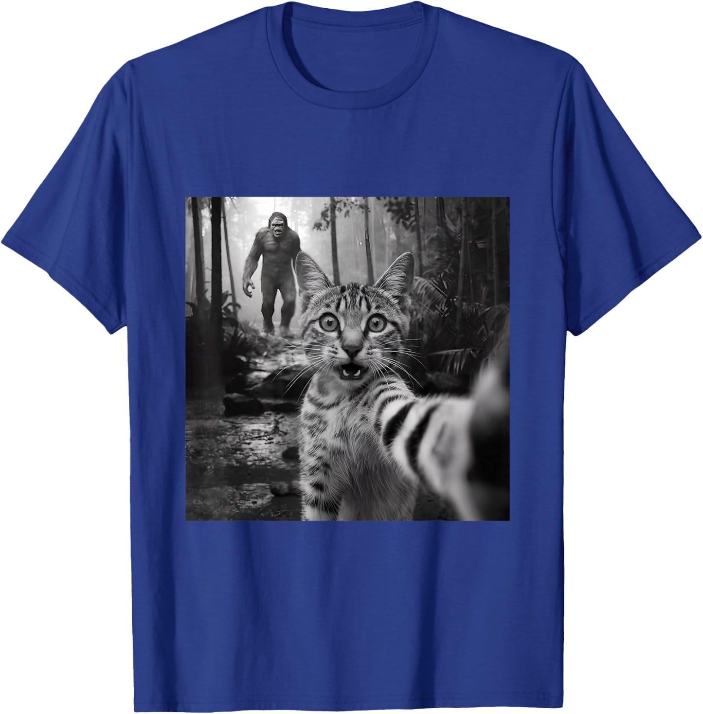 Funny surprised scared cat selfie with sasquatsch bigfoot T-Shirt - T-Shirt | Royal