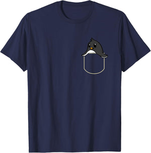 Witzige Pinguin Geschenkidee Funny Penguin In The Chest Pocket Gift Penguin Pocket T-Shirt - T-Shirt | Navy