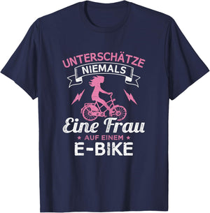 Unterschätze niemals eine Frau auf einem E-Bike T-Shirt - T-Shirt | Navy