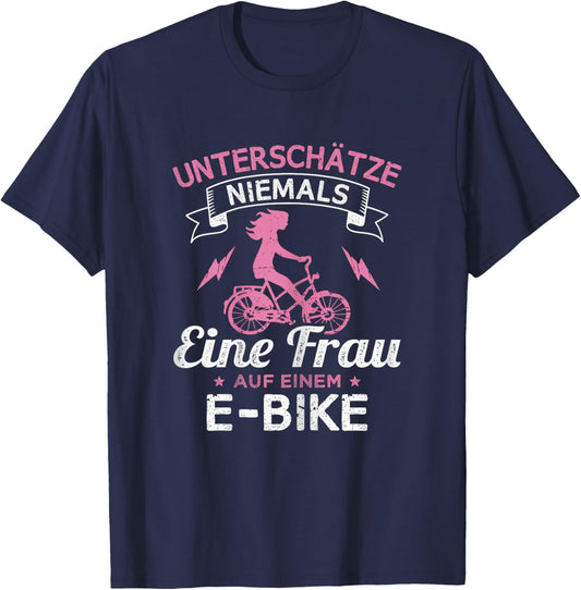 Unterschätze niemals eine Frau auf einem E-Bike T-Shirt - T-Shirt | Navy