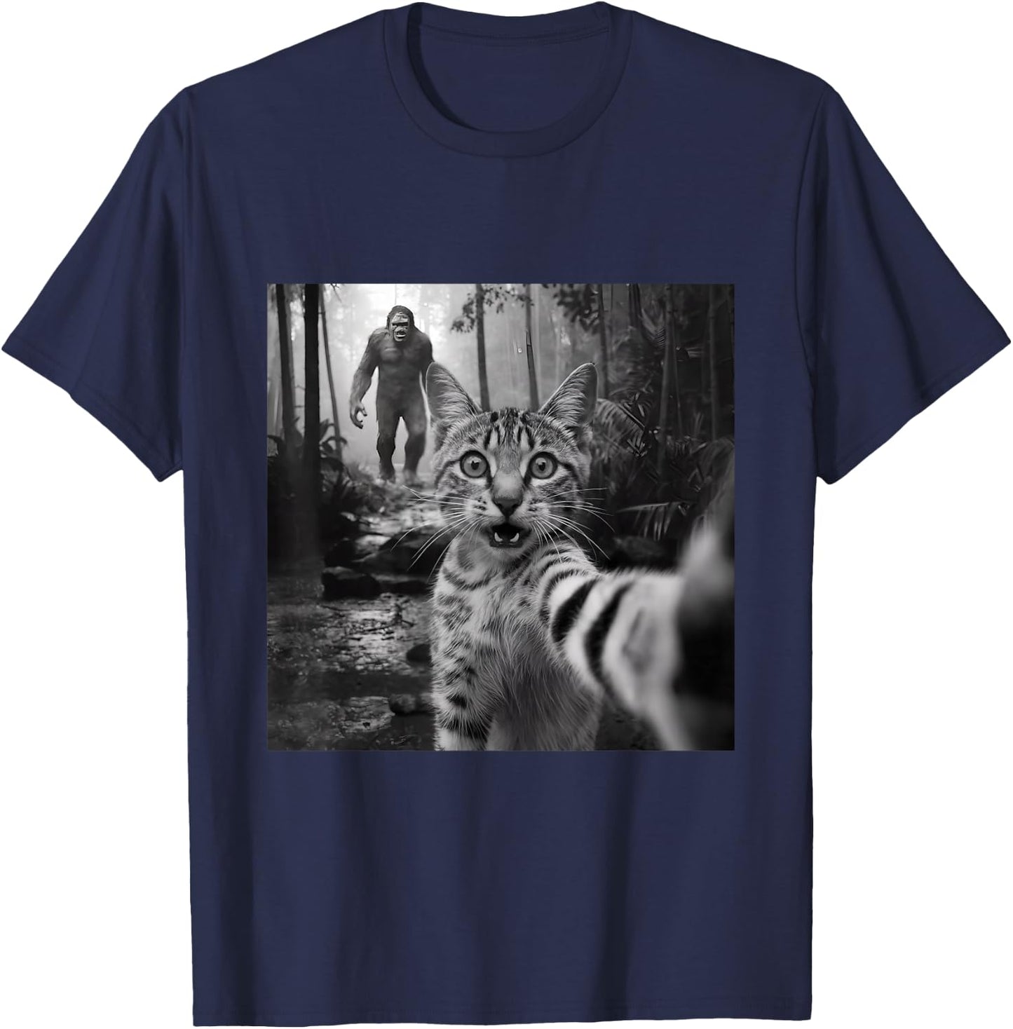 Funny surprised scared cat selfie with sasquatsch bigfoot T-Shirt - T-Shirt | Navy
