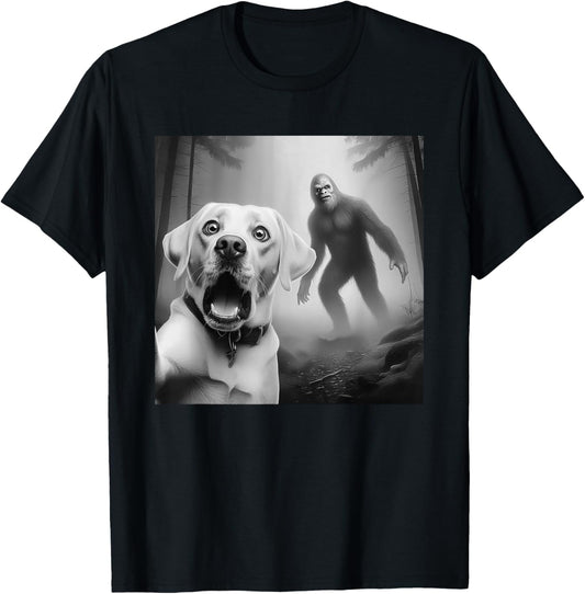 Funny Labrador retriever Selfie with bigfoot sasquatch T-Shirt - T-Shirt | Black